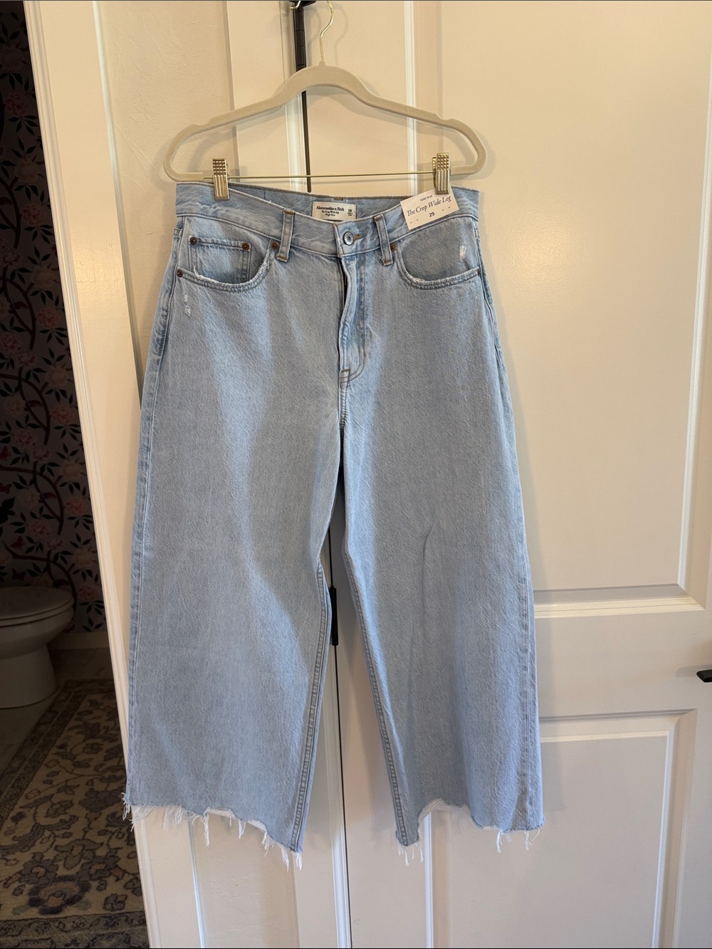 Abercrombie & Fitch Light Wash the Crop Wide Leg Raw-Hem Jeans 29